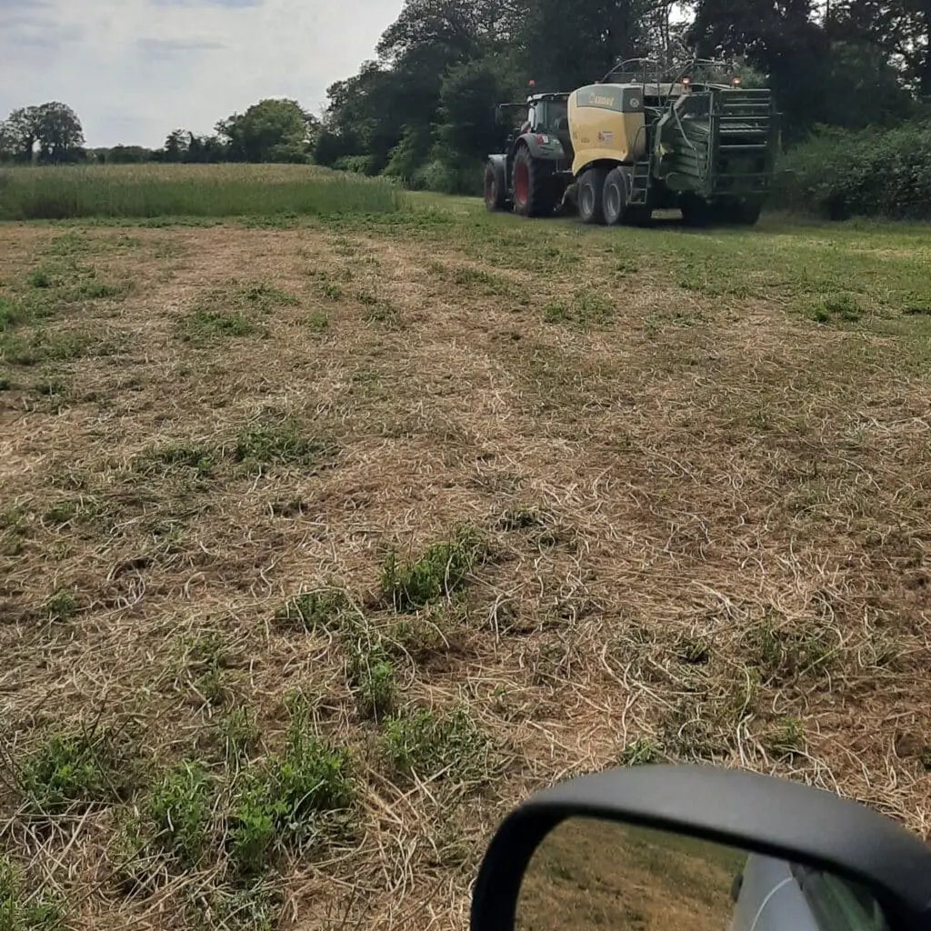 Tracteur avec presse cubique