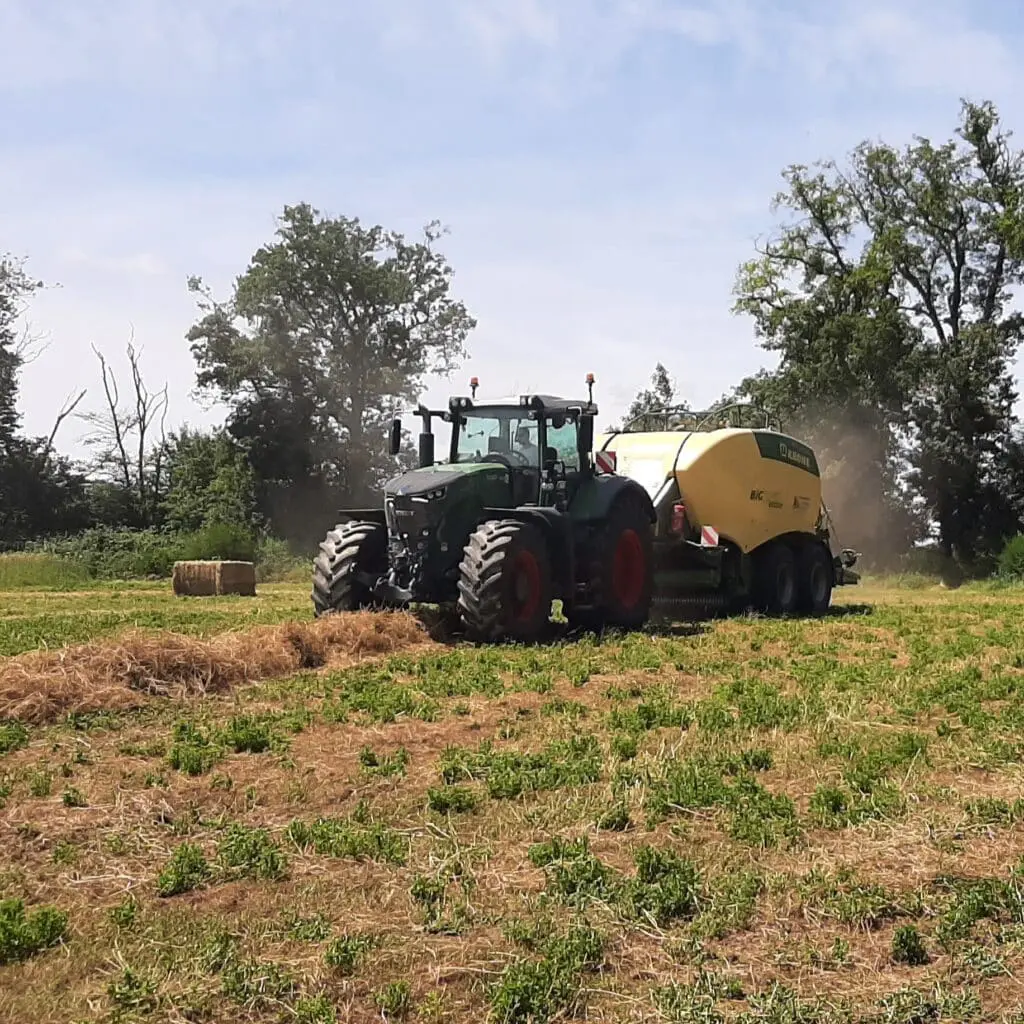 Tracteur avec presse cubique